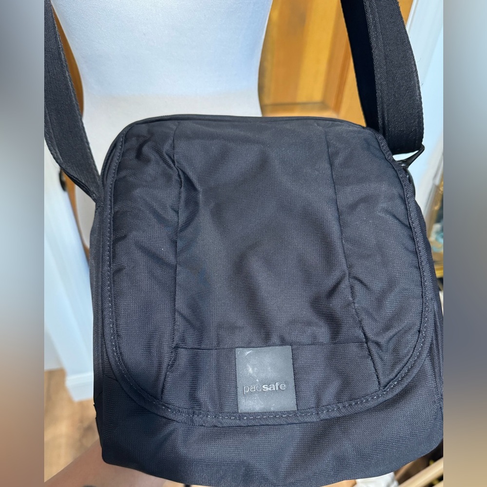 Pacsafe Black 7L Anti-Theft Messenger Crossbody Bag for save traveling